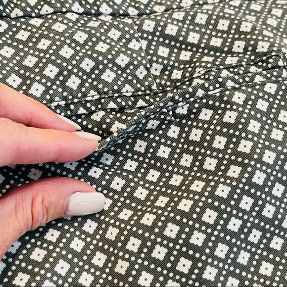 KHAKIS by GAP City 3 Inch Dark Green and White Short Shorts Size 8 - Picture 11 of 13